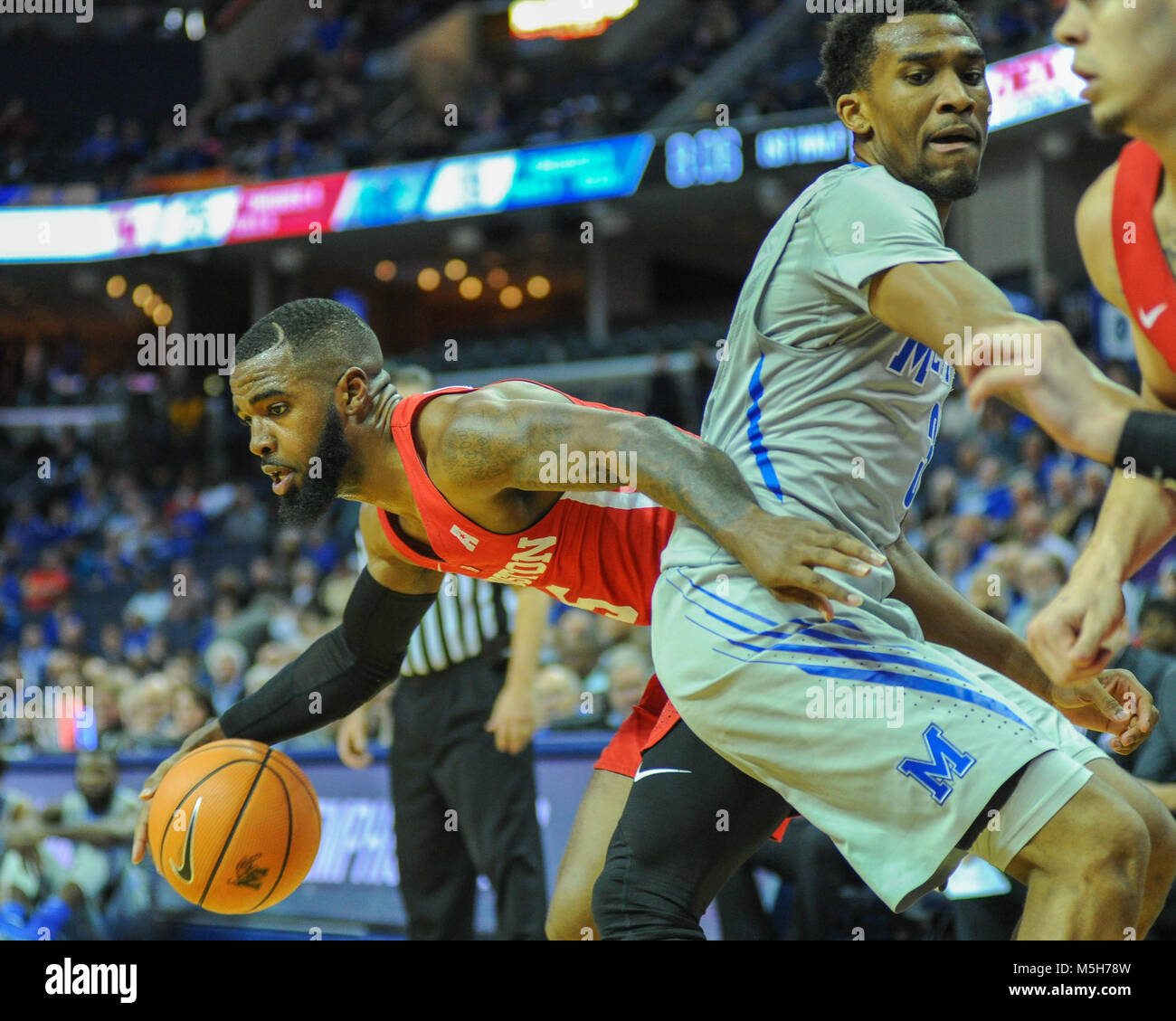 Février 22, 2018 ; Memphis, TN, USA ; euh couguars guard, Corey Davis Jr. (5), des lecteurs à l'hoop passé Memphis Tigers guard, Jérémie Martin (3), dans l'action de basket-ball de NCAA D1. Les Memphis Tigers a défait l'Université de Houston Cougars, 91-85, à la FedEx Forum. Kevin Lanlgey/CSM Banque D'Images