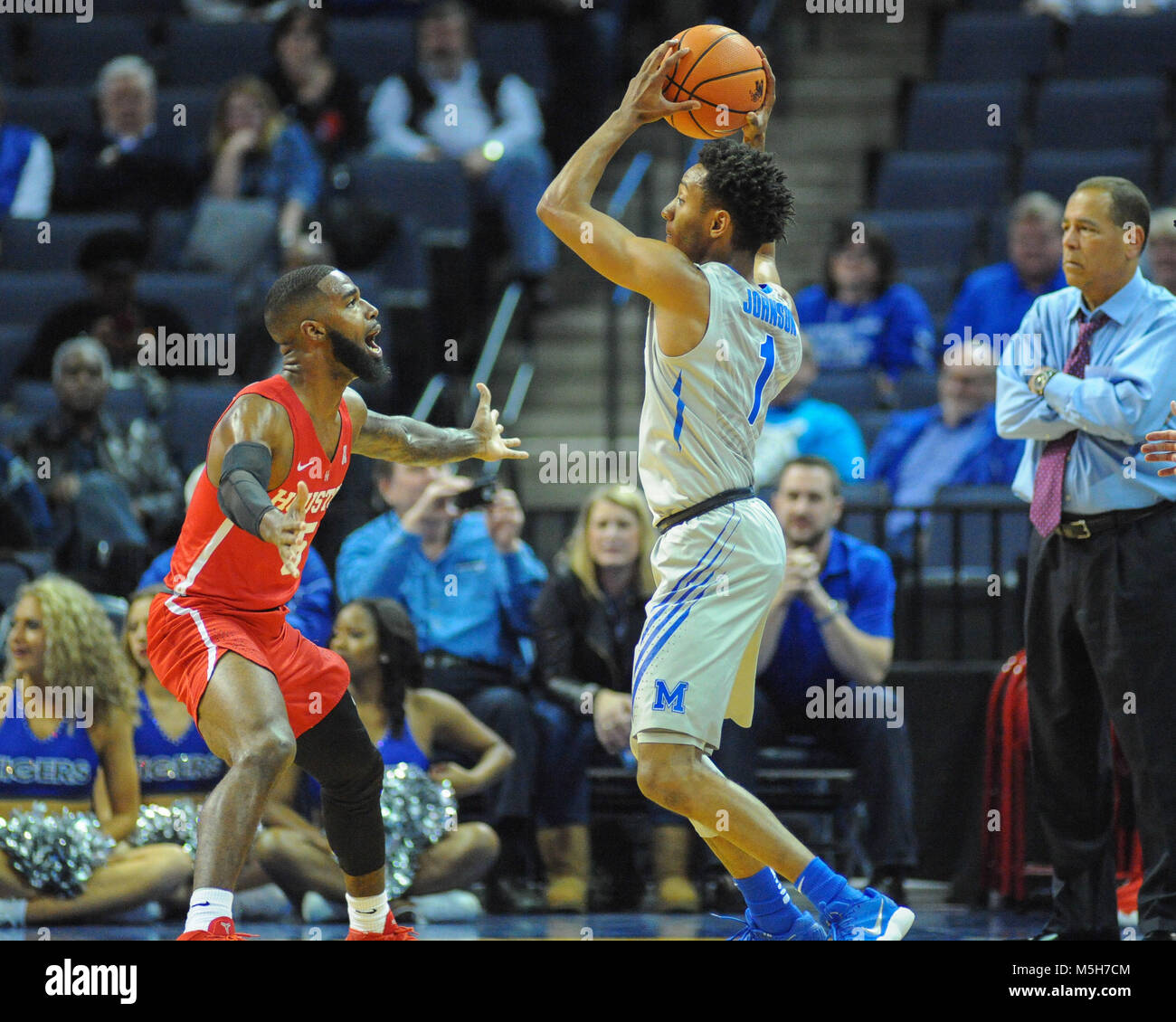 Février 22, 2018 ; Memphis, TN, USA ; euh couguars guard, Corey Davis Jr. (5), tente de bloquer le col de Memphis Tigers guard, Jamal Johnson (1). Les Memphis Tigers a défait l'Université de Houston Cougars, 91-85, à la FedEx Forum. Kevin Lanlgey/CSM Banque D'Images