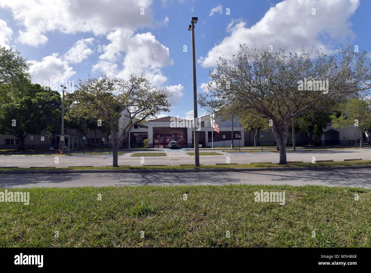 Parc, FL - février 23 coups de feu ont retenti pendant 4 minutes comme sous-armés attendu où 17 personnes ont été assassinées. Étudiants et enseignants Retour à l'école secondaire Marjory Stoneman Douglas le 23 février 2018 dans un parc, en Floride. People : Marjory Stoneman Douglas High School Banque D'Images