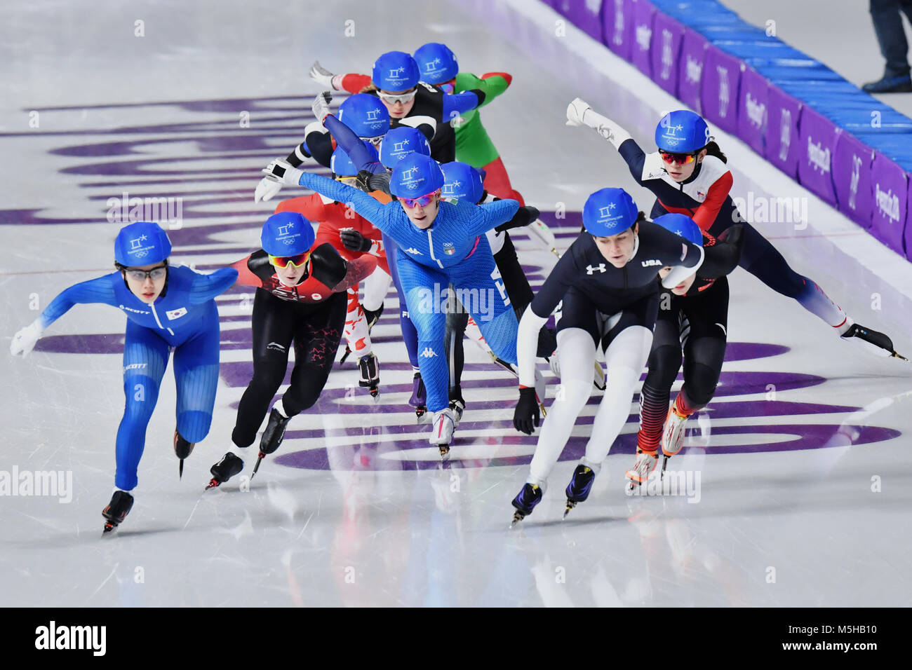 Gangneung, Corée du Sud. Feb 24, 2018. Les patineurs de vitesse en action à la demi-finale de la femme à l'ovale à Gangneung Gangneung, Corée du Sud, 24 février 2018. Crédit : Peter Kneffel/dpa/Alamy Live News Banque D'Images