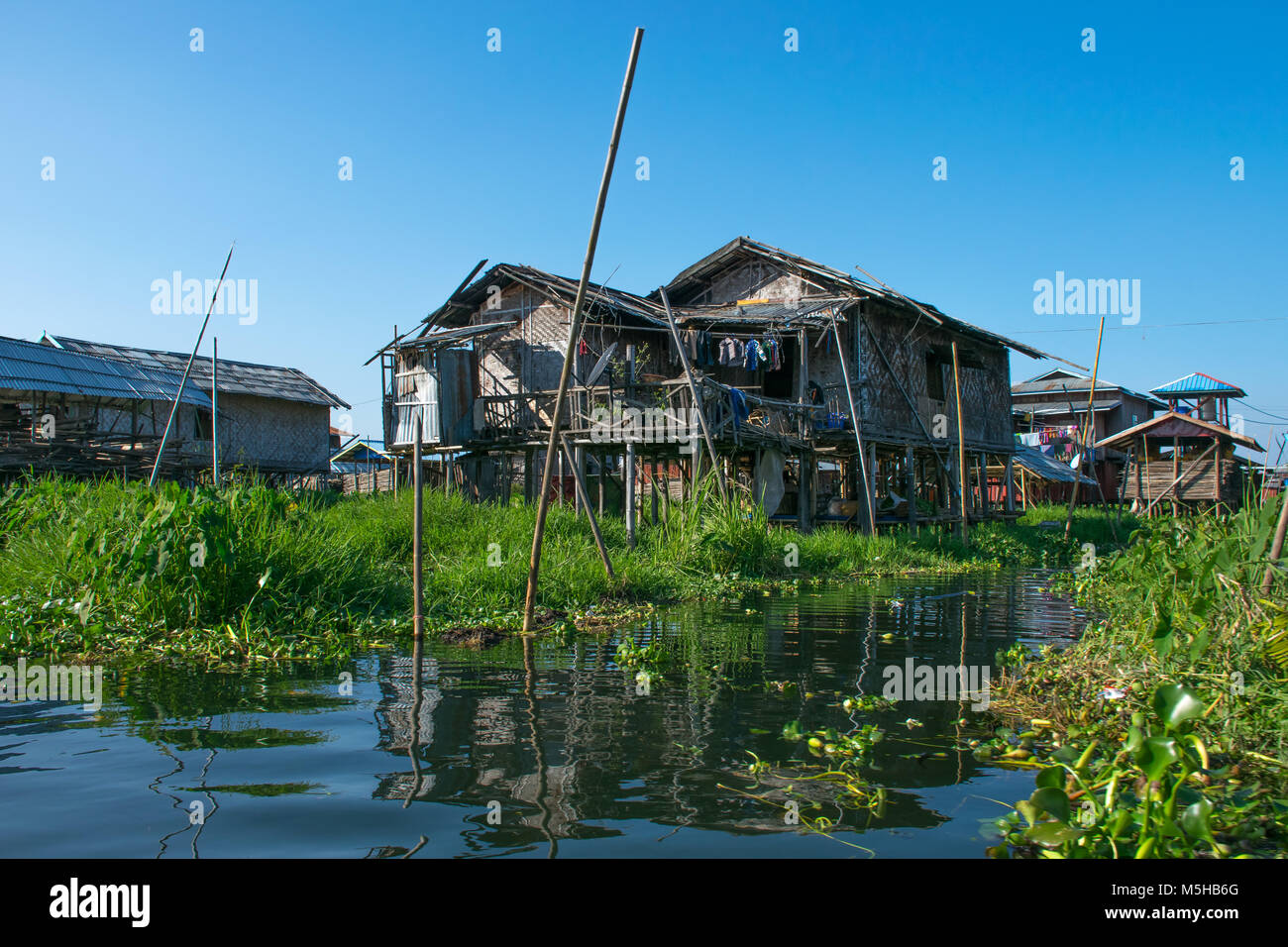 Maisons de bambou sur le lac Inle, Myanmar Banque D'Images