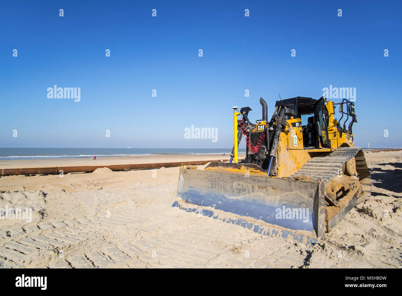 Bulldozer utilisé pour le sable reconstitution / plages Plages de recourir plus largement à réduire les dégâts causés à des structures côtières le long de la côte Belge Banque D'Images