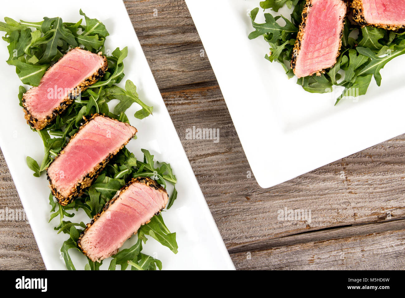 Tataki de thon en croûte de sésame sur fond bois plaque apéritif Banque D'Images