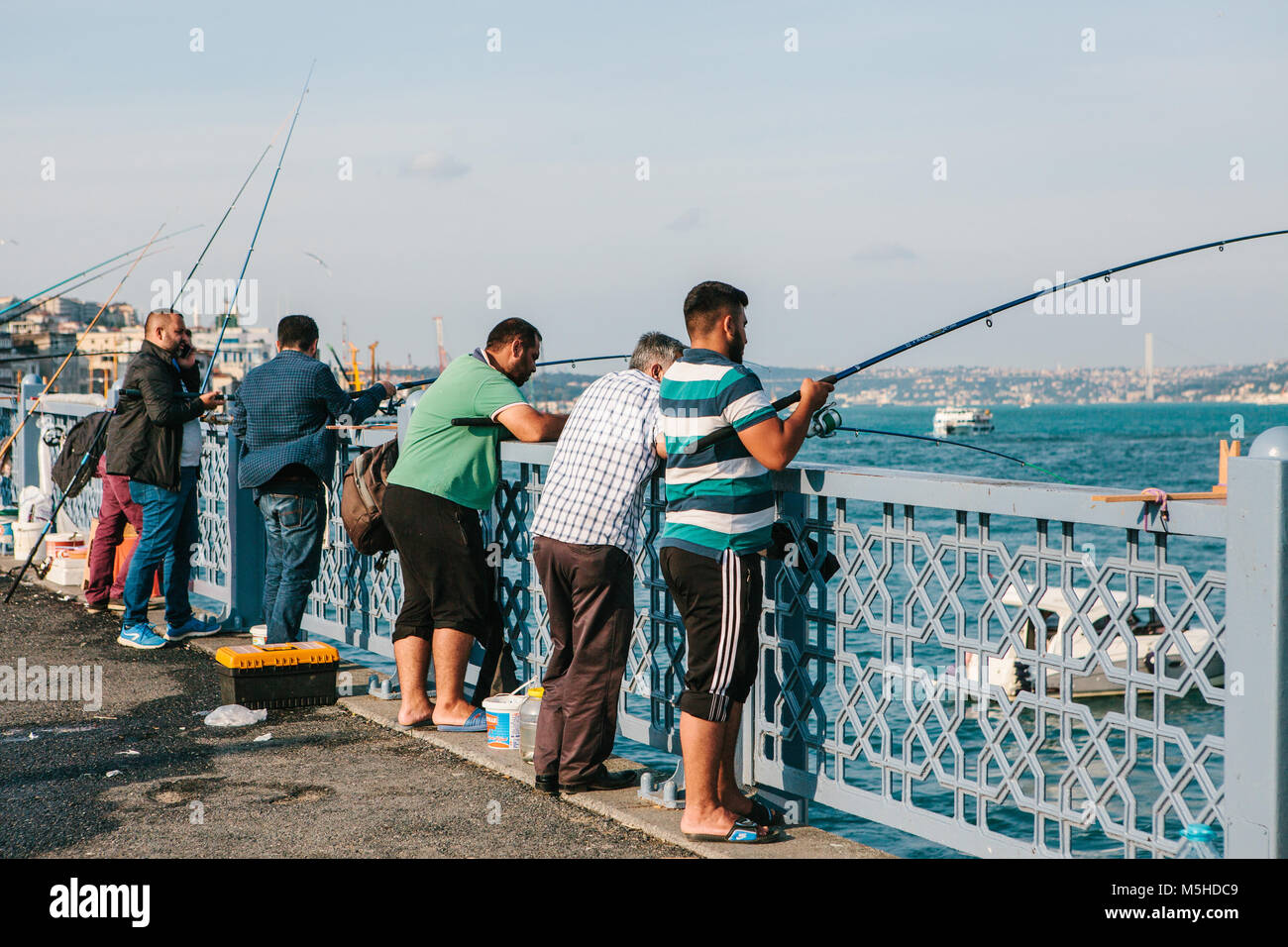 Istanbul, 15 juin 2017 : Beaucoup de pêcheurs de la population locale se tenir sur le pont de Galata et le poisson. Banque D'Images