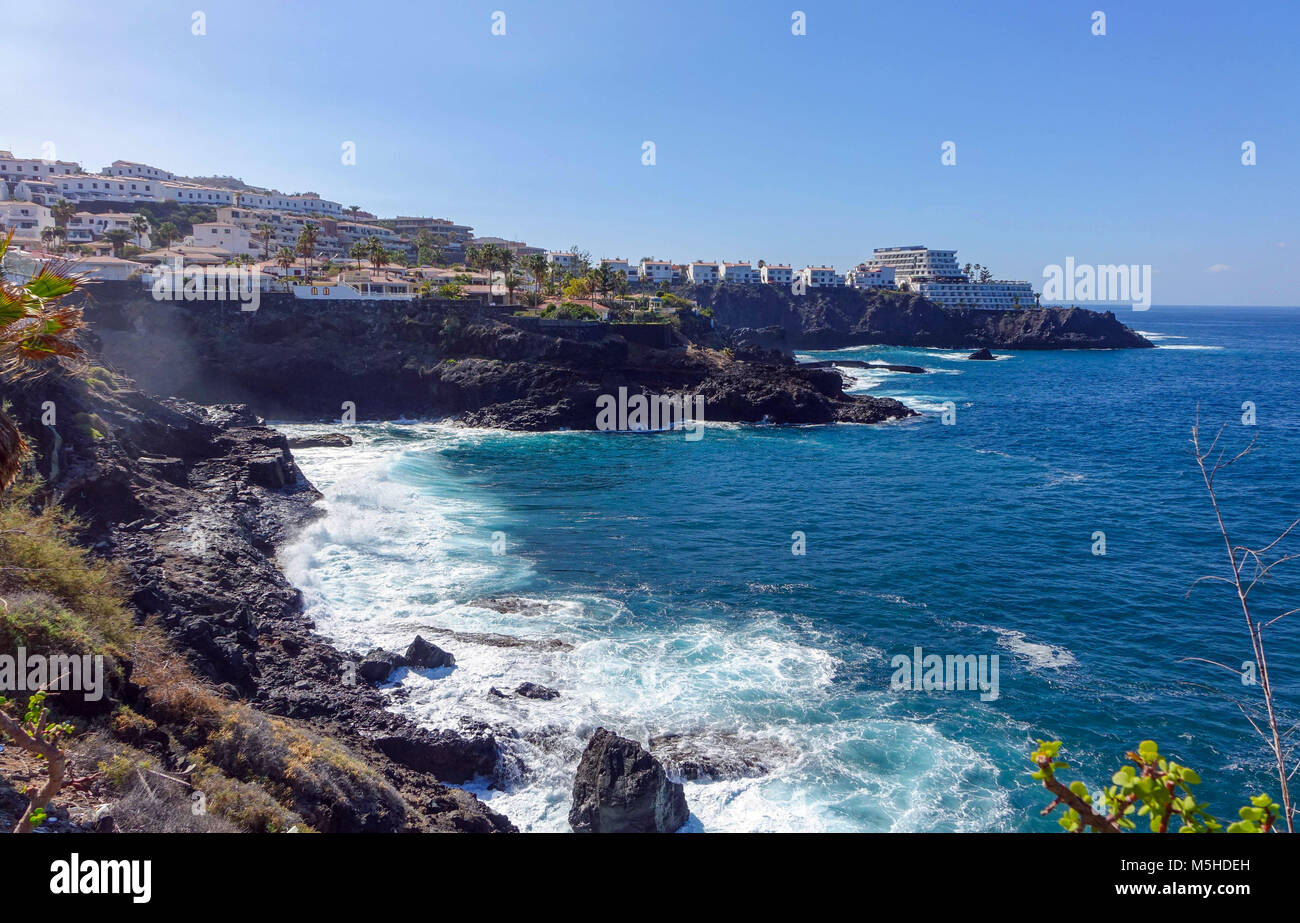 Bleu de la mer et de grosses vagues à Los Gigantes, Puerto Santiago Tenerife à vers Banque D'Images