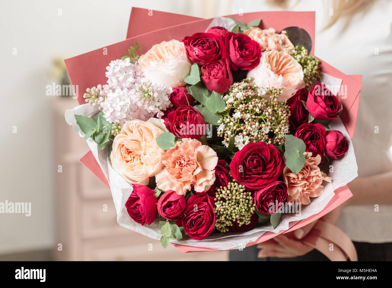 Bouquet de couleur rouge très . beau bouquet de fleurs mixtes de luxe en  main de womans. le travail de la fleuriste à un magasin de fleur Photo  Stock - Alamy