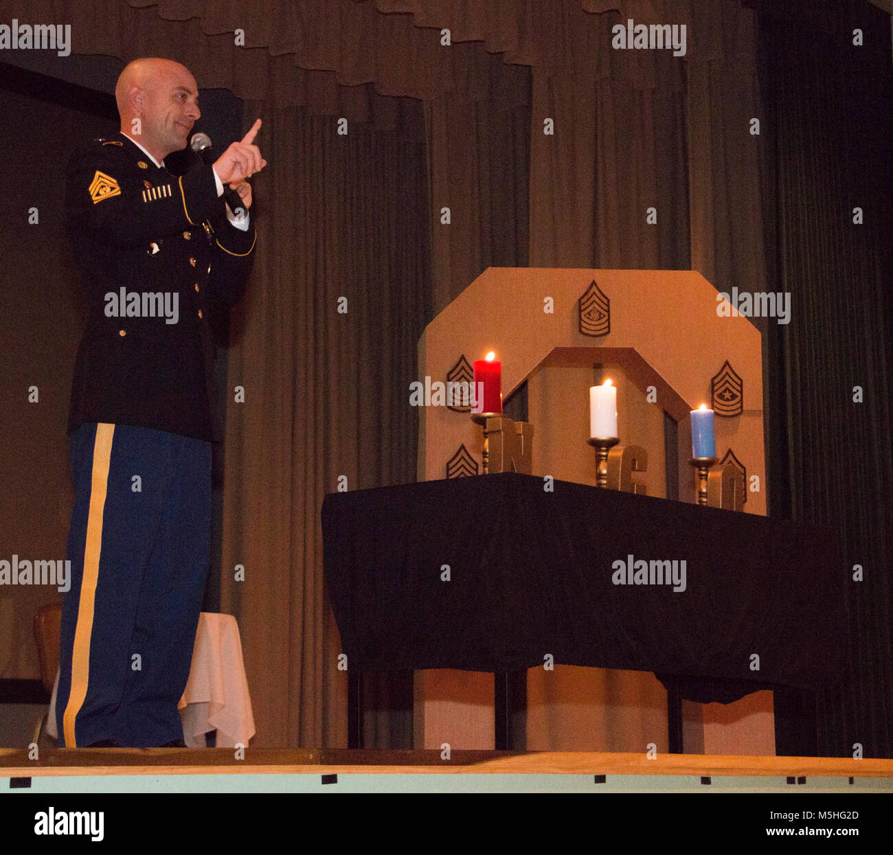 Le Sgt commande. Le major Michael J. McMurdy, senior advisor de soldats 2e DB Brigade Combat Team, 3e Division d'infanterie, parle à la nouvelle intronisé sous-officiers du 3e Bataillon interarmes, 67e régiment de blindés, 2e, 3e ABCT ID, un sous-officier à la cérémonie qui a eu lieu le 2 février à Fort Stewart, GA, la cérémonie d'intronisation est une vieille tradition qui marque la transition de soldats d'entrer dans les rangs des sous-officiers. (U.S. Army Banque D'Images