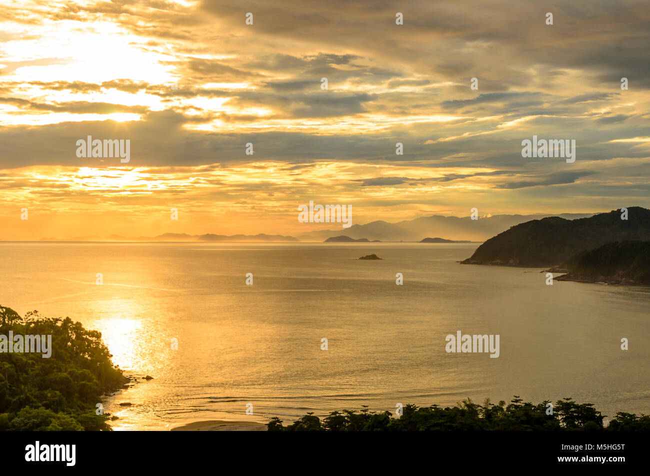 Coucher de soleil spectaculaire sur la Barra do Una plage sur la côte de l'état de Sao Paulo , Brésil Banque D'Images