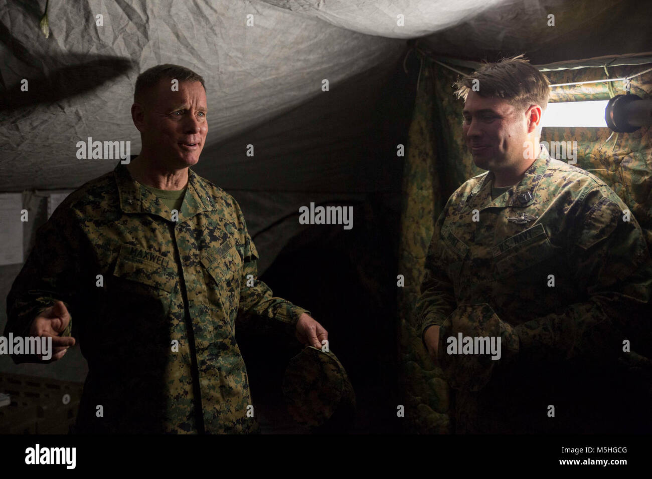Le Brigadier-général David W. Maxwell, le général commandant du 2e Groupe Logistique Maritime, pose des questions à la suite de son inspection du poste de secours du bataillon du Corps des Marines au centre de formation de la guerre en montagne, Bridgeport, Californie, 7 février 2018. La visite a permis d'observer les Maxwell bien-être et l'état de préparation de l'appareil précédant leur itération de formation où ils ont appris les techniques de survie, comment traverser un terrain montagneux et le froid d'entretien d'armes. La formation préparera les Marines de la force conjointe de l'exercice formation Arctic Edge dans le nord de l'Alaska, qui exposera les Marines de Banque D'Images