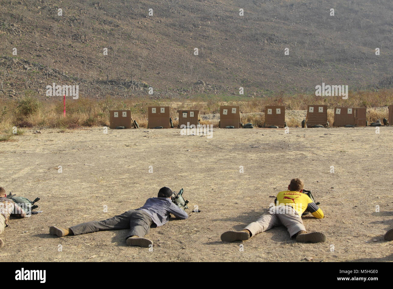 Des soldats de la Force Darby et 1er Bataillon, 87 Régiment d'infanterie, 1e Brigade Combat Team, 10e division de montagne, se qualifier sur une gamme d'armes à Garoua, au Cameroun Le 8 février 2018. TF Darby servir les membres sont affectés dans un rôle de soutien pour les forces camerounaises et la lutte contre l'organisation extrémiste violent Boko Haram. Banque D'Images