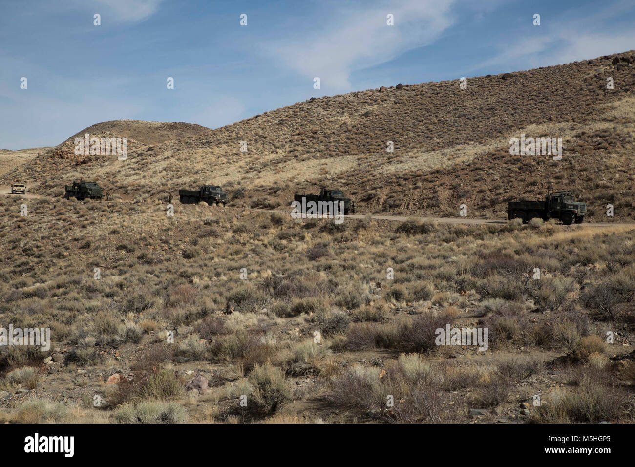 Régiment de logistique de combat des marines avec 25, 2e Groupe Logistique Maritime, conduite de convoi tactique montagneux à Lucky Boy Pass, Marine Corps Mountain Warfare Training Center, Bridgeport, Californie, le 9 février 2018. La formation dispensée dans l'expérience Marines dispositif explosif de la reconnaissance, la navigation en terrain montagneux, l'ennemi, et risques divers exercices de contact et de traitement de l'évacuation. La formation préparera les Marines de la force conjointe de l'exercice formation Arctic Edge dans le nord de l'Alaska, qui exposera des Marines de la péninsule des conditions météorologiques extrêmes. (U.S. Marine Corps Banque D'Images