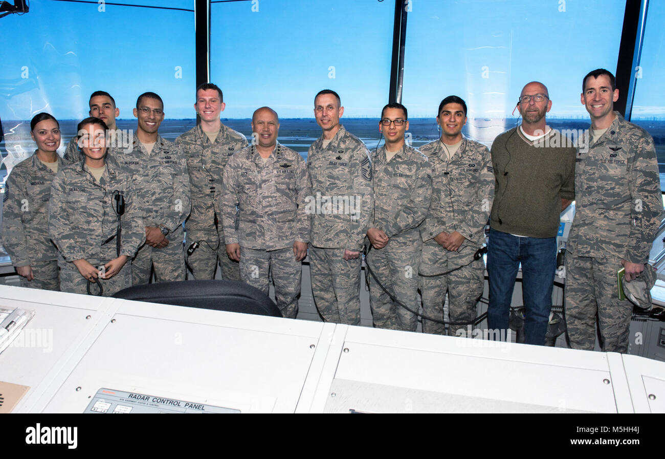 Le lieutenant général de l'US Air Force GI Tuck, commandant de l'Armée de l'air, 18e et premier Master Sgt. Todd Petzel, 18e chef du commandement de l'Armée de l'air, prendre un Banque D'Images