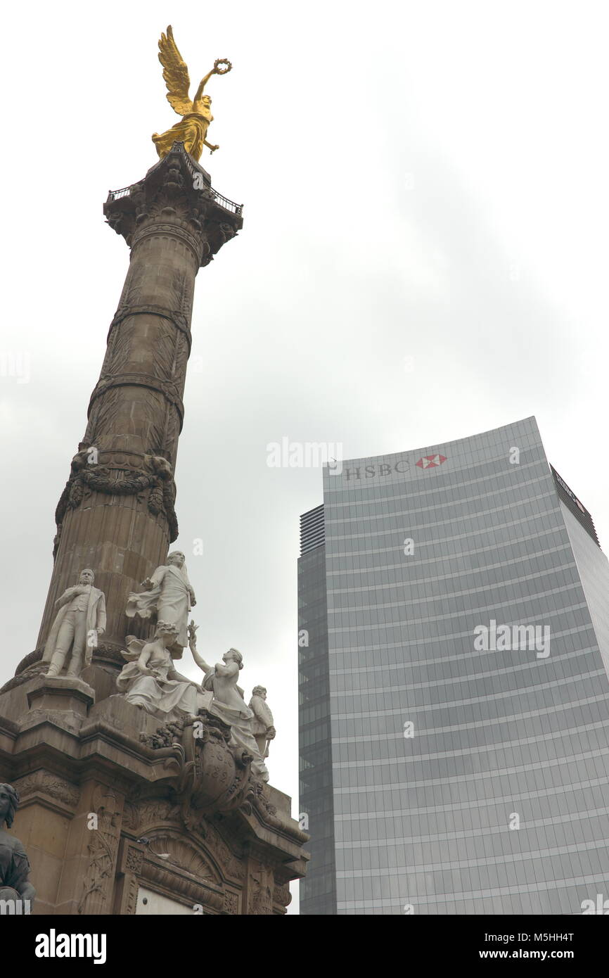 La Banque HSBC building dans la ville de Mexico, Mexique, donne sur le Monument de l'Ange de l'indépendance située au coeur de la ville de Paseo de la Reforma. Banque D'Images