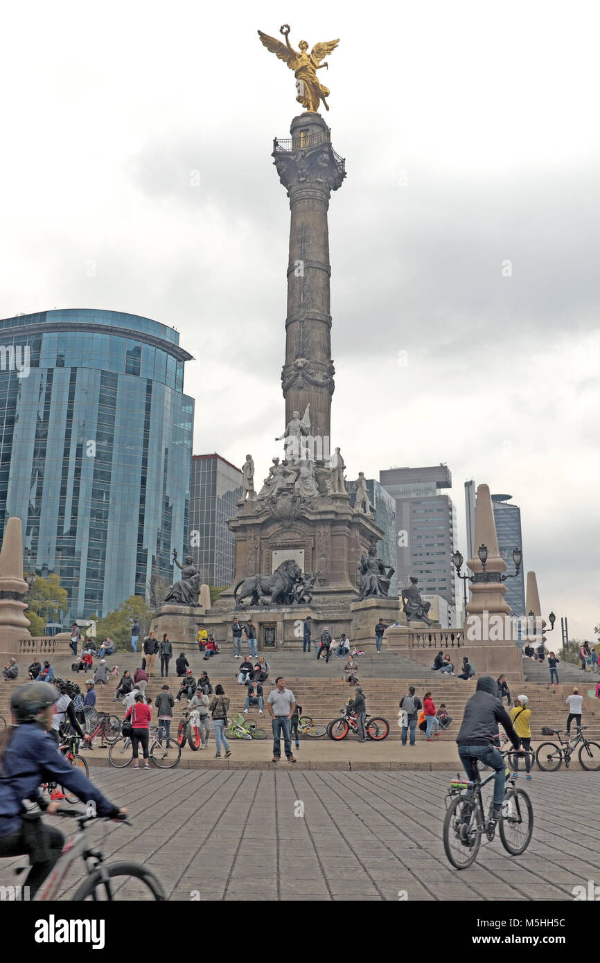 Chaque dimanche matin, les résidents de la ville de Mexico dans les rues à pied ou à vélo le long des routes y compris les zones autour de l'Angel de la Independencia. Banque D'Images