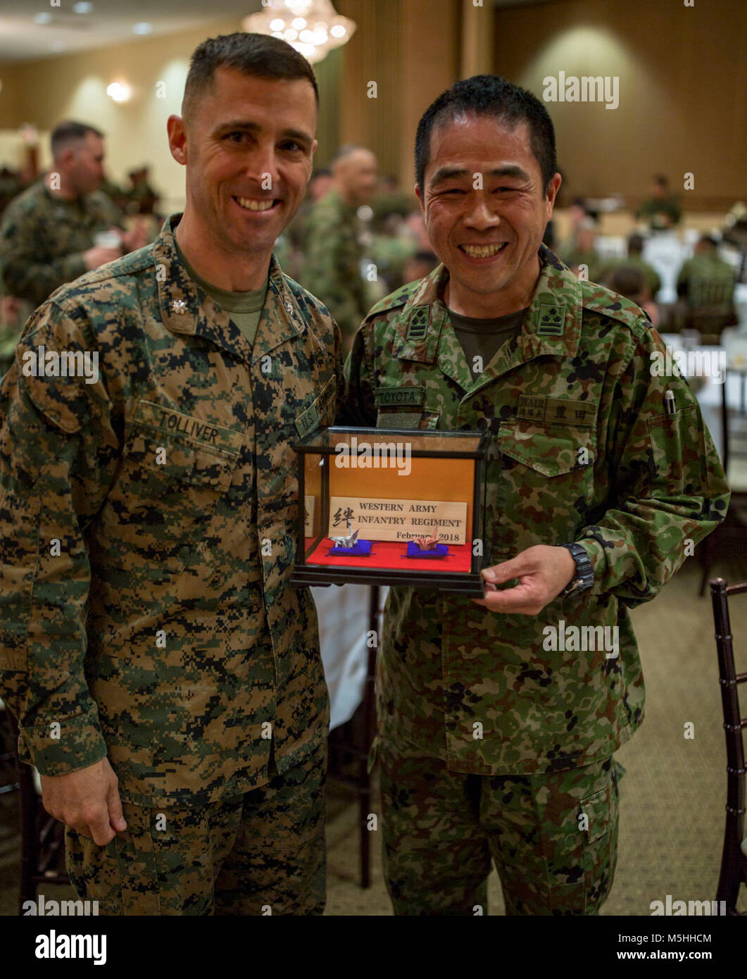 MARINE CORPS BASE CAMP PENDLETON, en Californie - Le Colonel Ryuki Toyota, le commandant du Régiment d'infanterie de l'Armée de l'Ouest, le Japon d auto-défense au sol, remet un cadeau au lieutenant-colonel Christopher D. Tolliver, commandant du 1er Bataillon, 4ème Marines, au cours de la cérémonie de clôture de l'exercice de main de fer le 12 février 2018. Poing de fer exercice réunit des Marines des États-Unis à partir de la 11e unité expéditionnaire de marines et de soldats de l'Armée de l'Ouest JGSDF, Régiment d'infanterie, d'améliorer leur planification bilatérale, la communication et la conduite d'opérations amphibies. (U.S. Marine Corps Banque D'Images