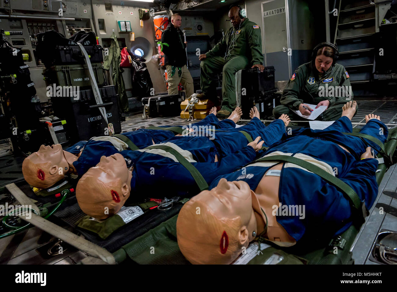 Air National Guard des équipes d'évacuation aéromédicale de multiples membres simuler les opérations d'intervention en cas de catastrophe au cours du Patriot, Gulfport, Mississippi, le 13 février 2018. PATRIOT est un exercice d'entraînement aux opérations domestiques parrainé par la Garde nationale qui vise à accroître la compréhension de la coordination, politiques et procédures nécessaires à la réalisation d'une réponse nationale interinstitutions. (U.S. Air National Guard Banque D'Images