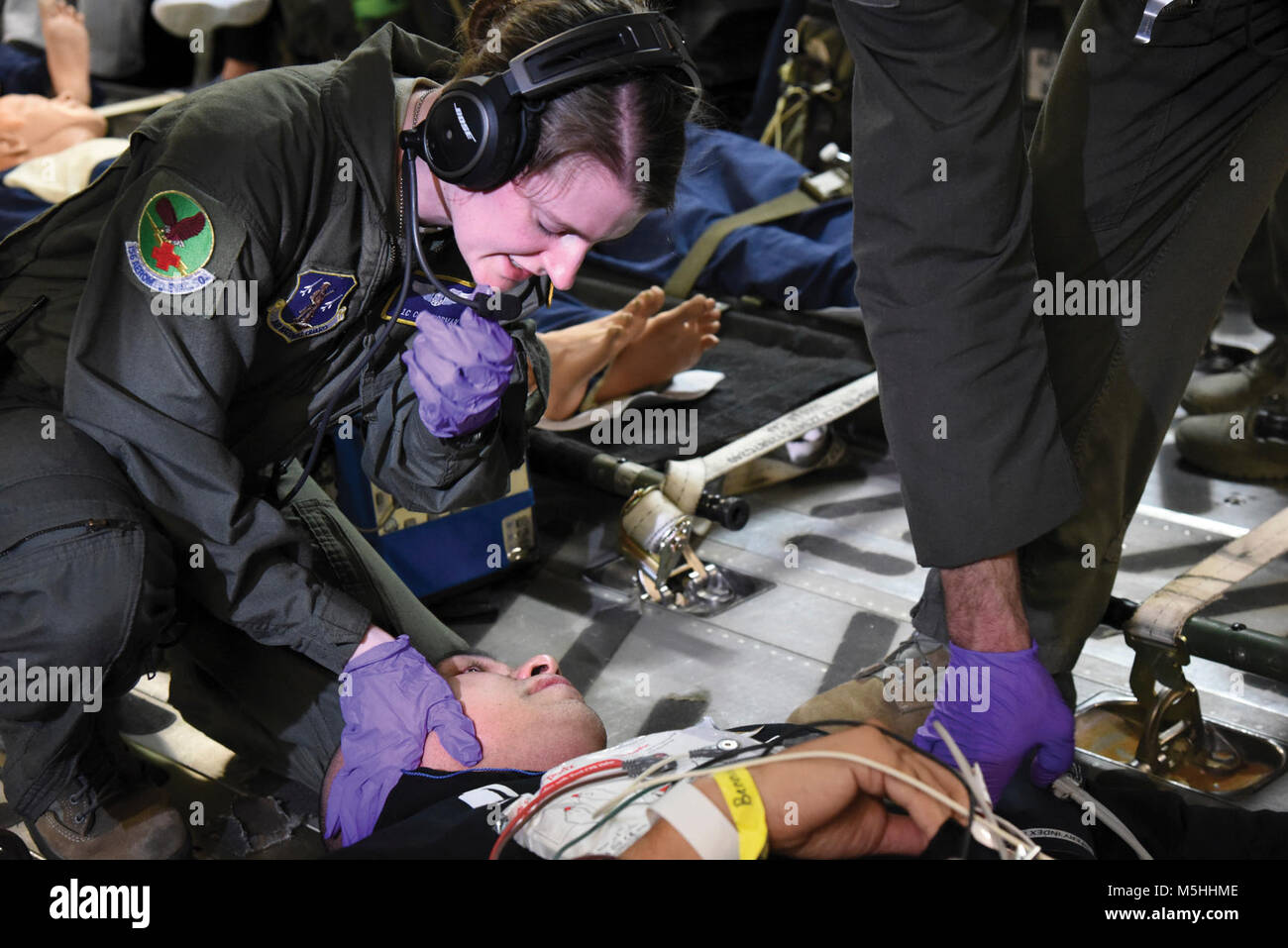 1ère classe aviateurs Codi Norman un technicien aéromédical avec le 156e Escadron d'évacuation aéromédicale traite un patient au cours d'un scénario d'urgence en route vers Tampa en Floride, Feb 13, 2018. Aviateurs de plusieurs escadrons d'évacuation aéromédicale ont formé une équipe pour coordonner et travailler ensemble pour l'exercice du Patriot.( La Garde nationale aérienne des États-Unis Banque D'Images