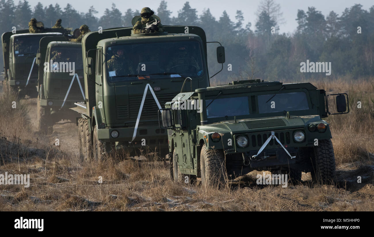 Les soldats de l'artillerie croate affecté à la batterie volcan déplacer leurs systèmes d'artillerie de fusée à leurs positions de tir comme ils l'exécution d'un exercice de préparation tout en participant à l'exercice de groupe de combat Pologne à Puma une gamme près de la zone d'entraînement Bemowo Piskie, Pologne, le 22 février 2018. Ces soldats font partie de l'unique, composé de groupe de combat multinationales des États-Unis, du Royaume-Uni, de la Croatie et de soldats roumains qui servent avec la 15e Brigade mécanisée polonaise comme une force de dissuasion dans le nord-est de la Pologne à l'appui de l'OTAN vers l'amélioration de la présence. (U.S. Photo de l'armée par la CPS. Andrew McNeil/ 22e Mob Banque D'Images