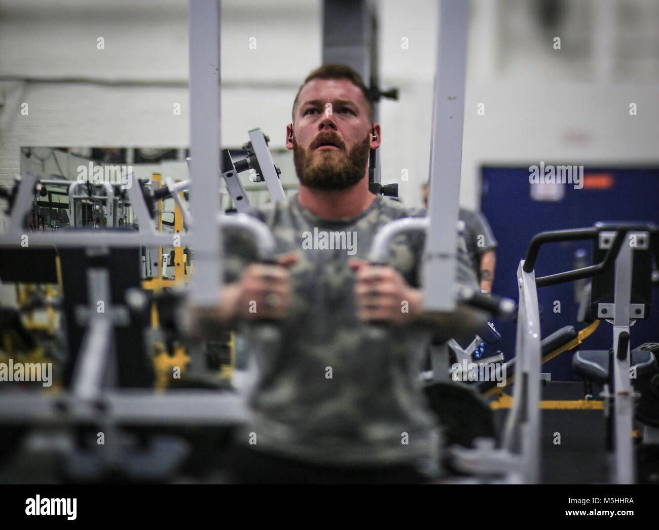 Le Cpl. Rory Hamill, un blessé au combat, Marine fonctionne dans le gymnase de la base sur Joint Base McGuire-Dix-Lakehurst, N.J., le 4 décembre 2017. "Chaque fois que je me demande, à la recherche dans le miroir, j'ai affaire avec ça. Il Transformation,' dit Hamill. (U.S. Air National Guard Banque D'Images