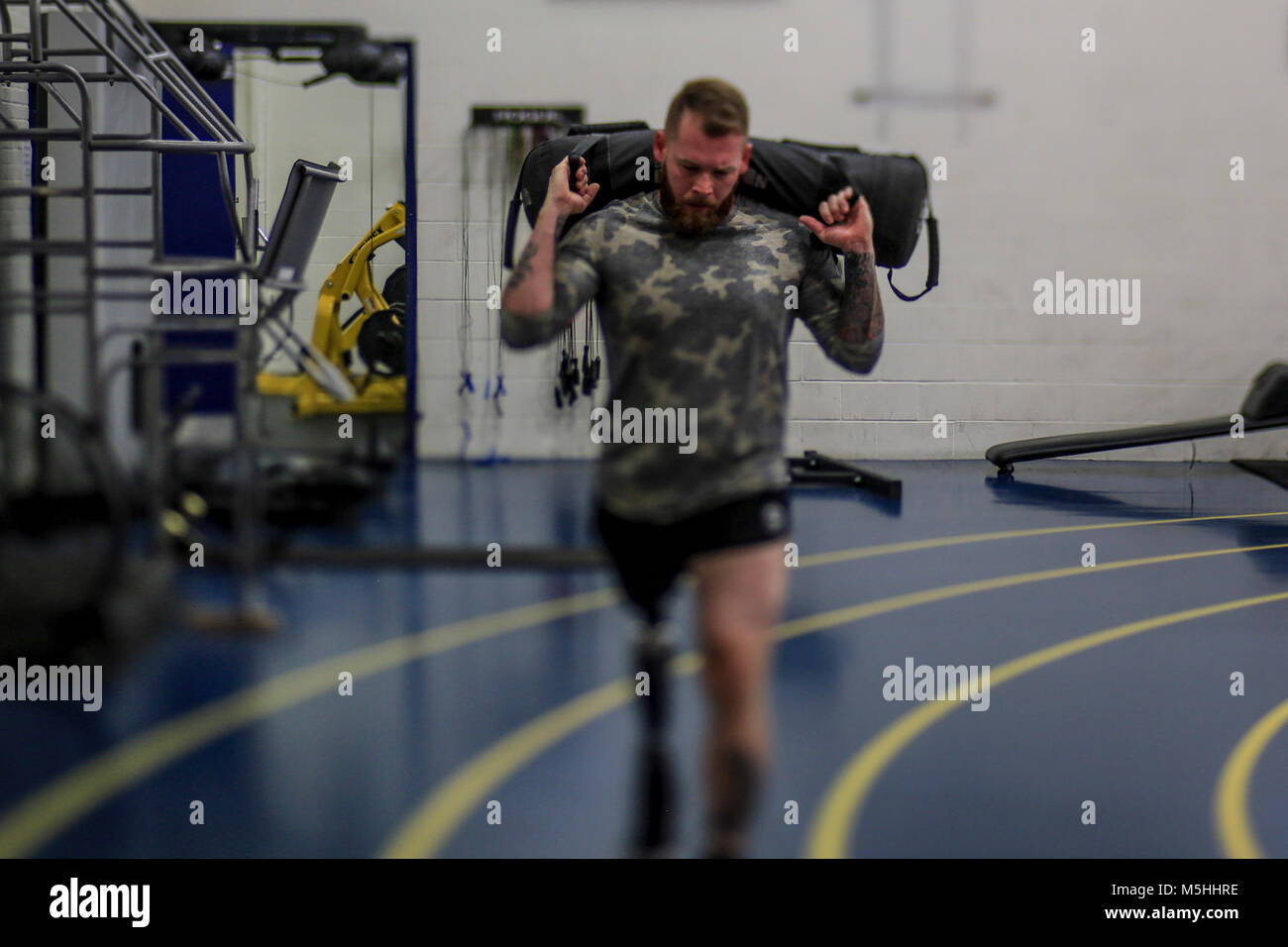 Le Cpl. Rory Hamill, un blessé au combat, Marine fonctionne dans le gymnase de la base sur Joint Base McGuire-Dix-Lakehurst, N.J., le 4 décembre 2017. (U.S. Air National Guard Banque D'Images