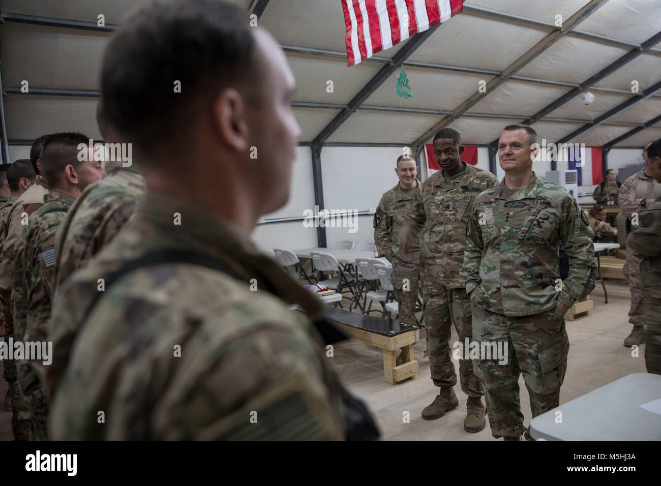 Le lieutenant général de l'armée américaine Paul E. Funk II, Commandant général du CJTF-OIR, mène une étude de site au Camp TAA AQ, l'Iraq, le 30 janvier 2018. Cette formation fait partie de la Force opérationnelle interarmées combinée globale - Fonctionnement résoudre inhérent à la mission de renforcer les capacités des partenaires qui se concentre sur la formation et de l'amélioration de la capacité des forces des combats en partenariat avec ISIS. Les GFIM-OIR est la Coalition mondiale pour vaincre ISIS en Iraq et en Syrie. (U.S. Army Banque D'Images