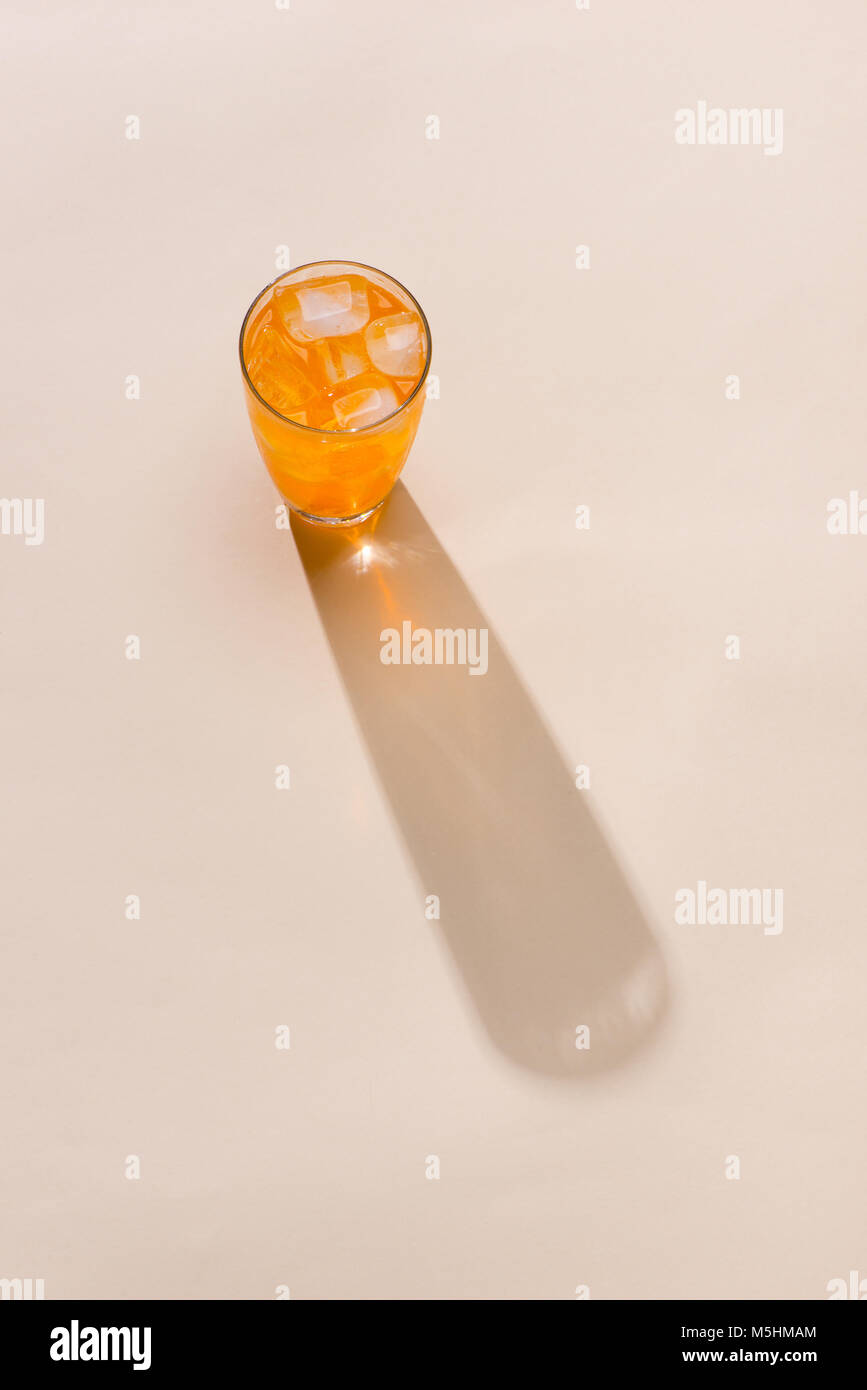 Des boissons rafraîchissantes soda à l'orange avec de la glace dans un grand verre clair Banque D'Images