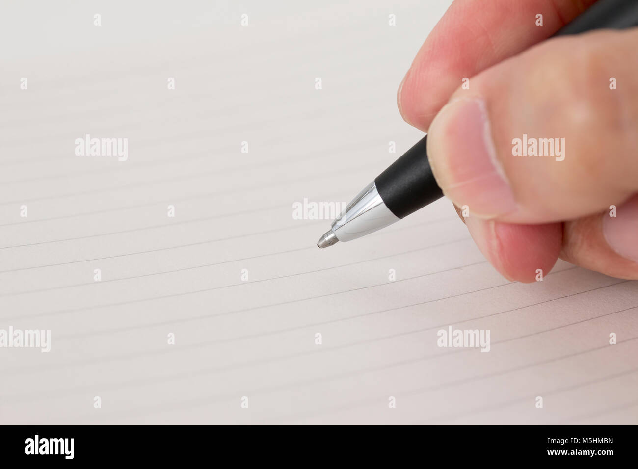 Un stylo à bille a été tenue dans la main prêt à écrire dans la note book Banque D'Images
