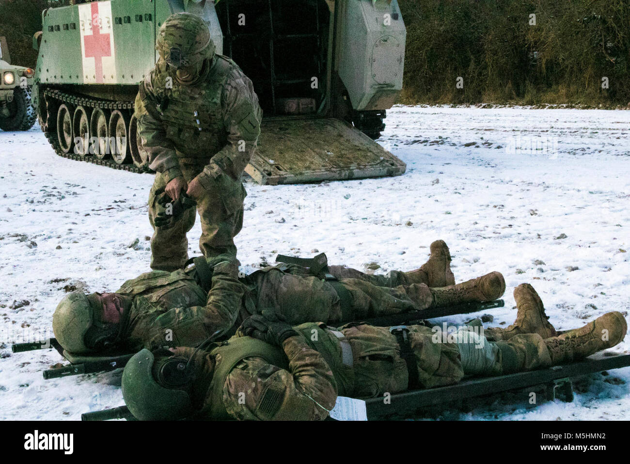 Soldats affectés au 2e Bataillon, 70e régiment de blindés, 2ème Armored Brigade Combat Team, 1re Division d'infanterie, participer à un exercice de pertes massives dans le cadre d'une exercice de tir réel à Grafenwoehr Domaine de formation, l'allemand, le 12 février 2018. La formation s'inscrit dans le cadre de résoudre l'Atlantique, un Américain dont le but est de dissuader l'agression en Europe et à renforcer les relations avec ally et les pays partenaires. (U.S. Army Banque D'Images