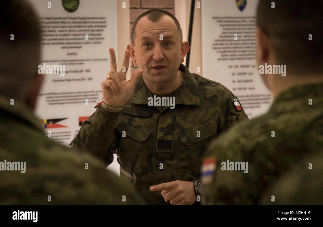 Le général polonais Jarosław Gromadziński, la 15e Brigade mécanisée, commandant donne un tour au croate, les visiteurs à travers un historique afficher lors d'une célébration culturelle croate à la 15e Brigade mécanisée de la Pologne, Pologne, 10 févr. 12, 2018. La multinationale unique, groupement tactique est composé d'États-Unis, Royaume-Uni, croate et soldats roumains servir avec la 15e Brigade mécanisée polonaise comme une force de dissuasion dans le nord-est de la Pologne à l'appui de l'OTAN vers l'amélioration de la présence. (U.S. Army Banque D'Images