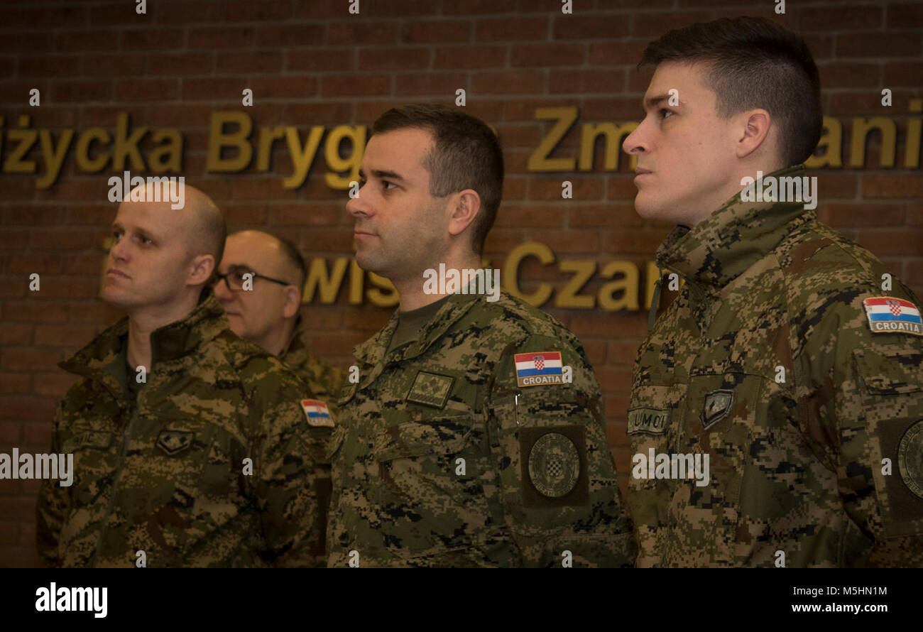 Des soldats croates ont bénéficié d'une visite guidée par le général polonais Jarosław Gromadziński, la 15e Brigade mécanisée, commandant à travers une histoire afficher lors d'une célébration culturelle croate lors de la 15e Brigade mécanisée polonaise, la Pologne, l'administration centrale le 12 février 2018. La multinationale unique, groupement tactique est composé d'États-Unis, Royaume-Uni, croate et soldats roumains servir avec la 15e Brigade mécanisée polonaise comme une force de dissuasion dans le nord-est de la Pologne à l'appui de l'OTAN vers l'amélioration de la présence. (U.S. Army Banque D'Images