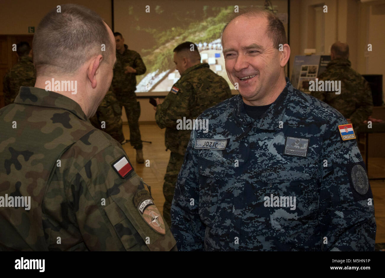 Le général polonais Jarosław Gromadziński, la 15e Brigade mécanisée, commandant croate accueille le Capitaine de vaisseau Jugoslav Jozić sur sa visite au cours d'une célébration culturelle croate lors de la 15e Brigade mécanisée polonaise, la Pologne, l'administration centrale le 12 février 2018. La multinationale unique, groupement tactique est composé d'États-Unis, Royaume-Uni, croate et soldats roumains servir avec la 15e Brigade mécanisée polonaise comme une force de dissuasion dans le nord-est de la Pologne à l'appui de l'OTAN vers l'amélioration de la présence. (U.S. Army Banque D'Images