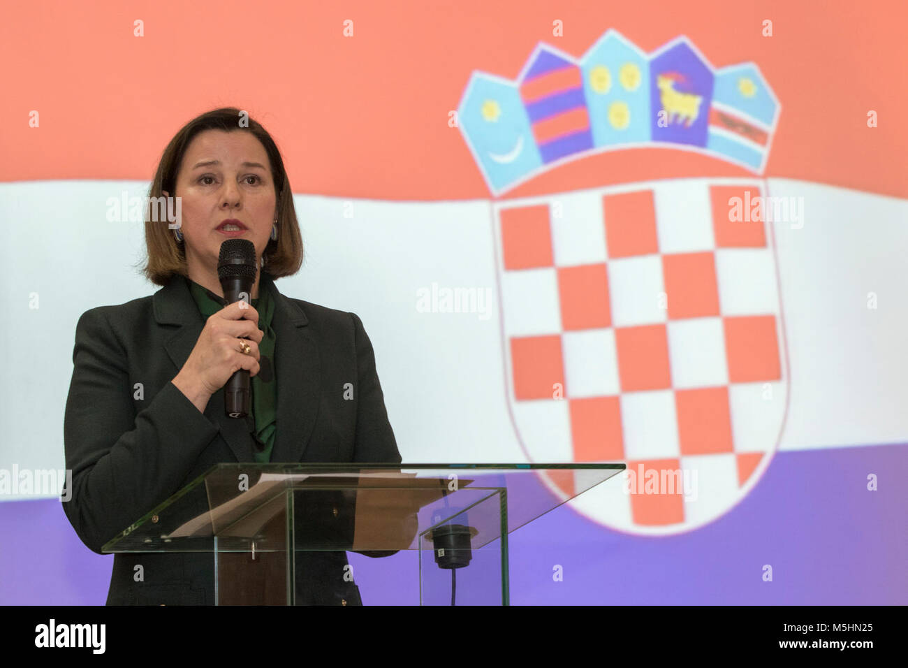 Andrea Bekić, l'Ambassadeur croate à la Pologne, parle au cours d'une célébration culturelle croate lors de la 15e Brigade mécanisée polonaise, la Pologne, l'administration centrale le 12 février 2018. La célébration a permis à l'ambassadeur d'exprimer ma gratitude à leaders polonais et de partager la culture croate avec les dirigeants communautaires dans l'assistance. La multinationale unique, groupement tactique est composé d'États-Unis, Royaume-Uni, croate et soldats roumains servir avec la 15e Brigade mécanisée polonaise comme une force de dissuasion dans le nord-est de la Pologne à l'appui de l'OTAN vers l'amélioration de la présence. (U.S. Army Banque D'Images