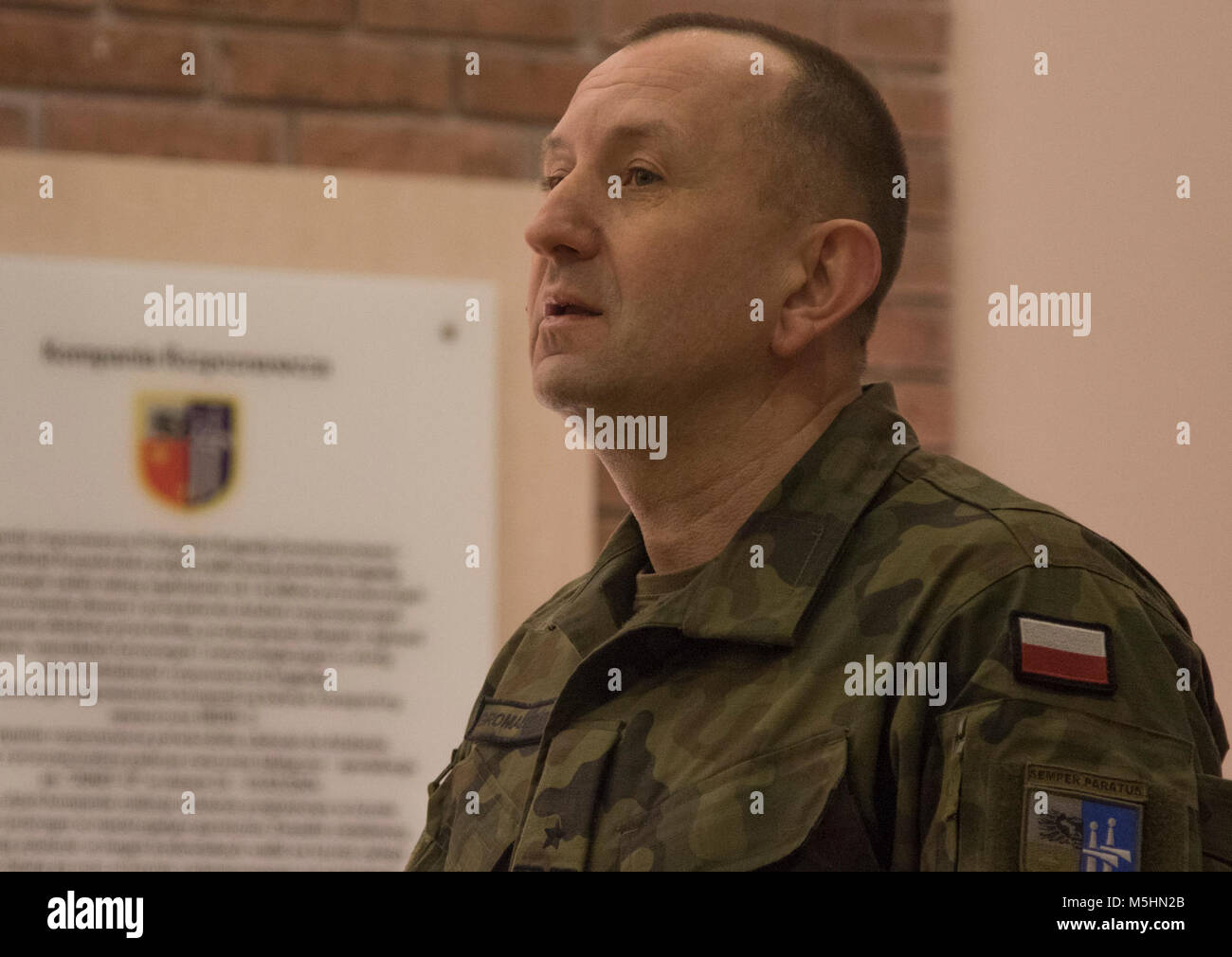Le général polonais Jarosław Gromadziński, la 15e Brigade mécanisée, commandant donne un tour au croate, les visiteurs à travers un historique afficher lors d'une célébration culturelle croate à la 15e Brigade mécanisée de la Pologne, Pologne, 10 févr. 12, 2018. La multinationale unique, groupement tactique est composé d'États-Unis, Royaume-Uni, croate et soldats roumains servir avec la 15e Brigade mécanisée polonaise comme une force de dissuasion dans le nord-est de la Pologne à l'appui de l'OTAN vers l'amélioration de la présence. (U.S. Army Banque D'Images