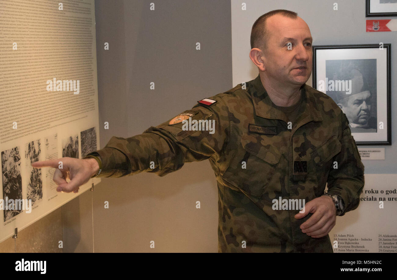 Le général polonais Jarosław Gromadziński, la 15e Brigade mécanisée, commandant donne un tour au croate, les visiteurs à travers un historique afficher lors d'une célébration culturelle croate à la 15e Brigade mécanisée de la Pologne, Pologne, 10 févr. 12, 2018. La multinationale unique, groupement tactique est composé d'États-Unis, Royaume-Uni, croate et soldats roumains servir avec la 15e Brigade mécanisée polonaise comme une force de dissuasion dans le nord-est de la Pologne à l'appui de l'OTAN vers l'amélioration de la présence. (U.S. Army Banque D'Images