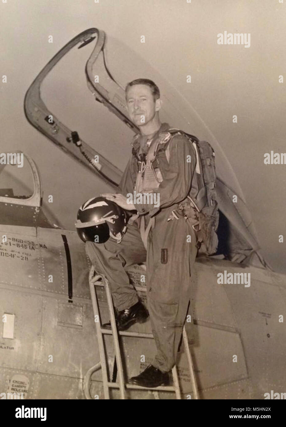 Le Major de l'US Air Force à la retraite Charles Carter, Jr., pilote de F-86 Sabre pose devant le F-86 Sabre à la fin des années 50. 2e Le lieutenant Charles Carter Jr. fièrement épinglée sur son tout nouveau Silver Wings comme un pilote de F-86 Sabre pour la toute première fois. Il a ensuite mener une carrière de 28 ans, prenant sa retraite comme major. ( Banque D'Images