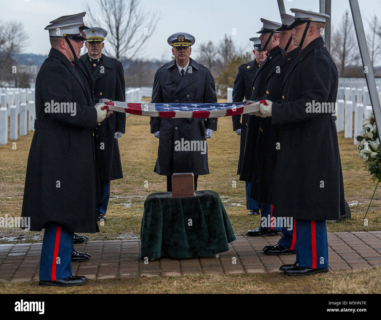 Marine Corps porteurs du corps, la Compagnie Bravo, Marine Barracks Washington D.C., préparer pour plier le drapeau national lors d'une tous les honneurs funérailles du colonel Travis M. Provost au cimetière national d'Arlington, Arlington, Va., Février 12, 2018. Provost a rejoint le Corps des Marines des États-Unis le 10 novembre 1989 et a été commandé en tant que Sous-lieutenant en avril 1990. Il a déployé six fois, la prise en charge de plusieurs opérations, y compris l'opération Iraqi Freedom en 2005 et a pris sa retraite en avril 2014 après une brillante carrière et décoré. (Corps des Marines des États-Unis Banque D'Images