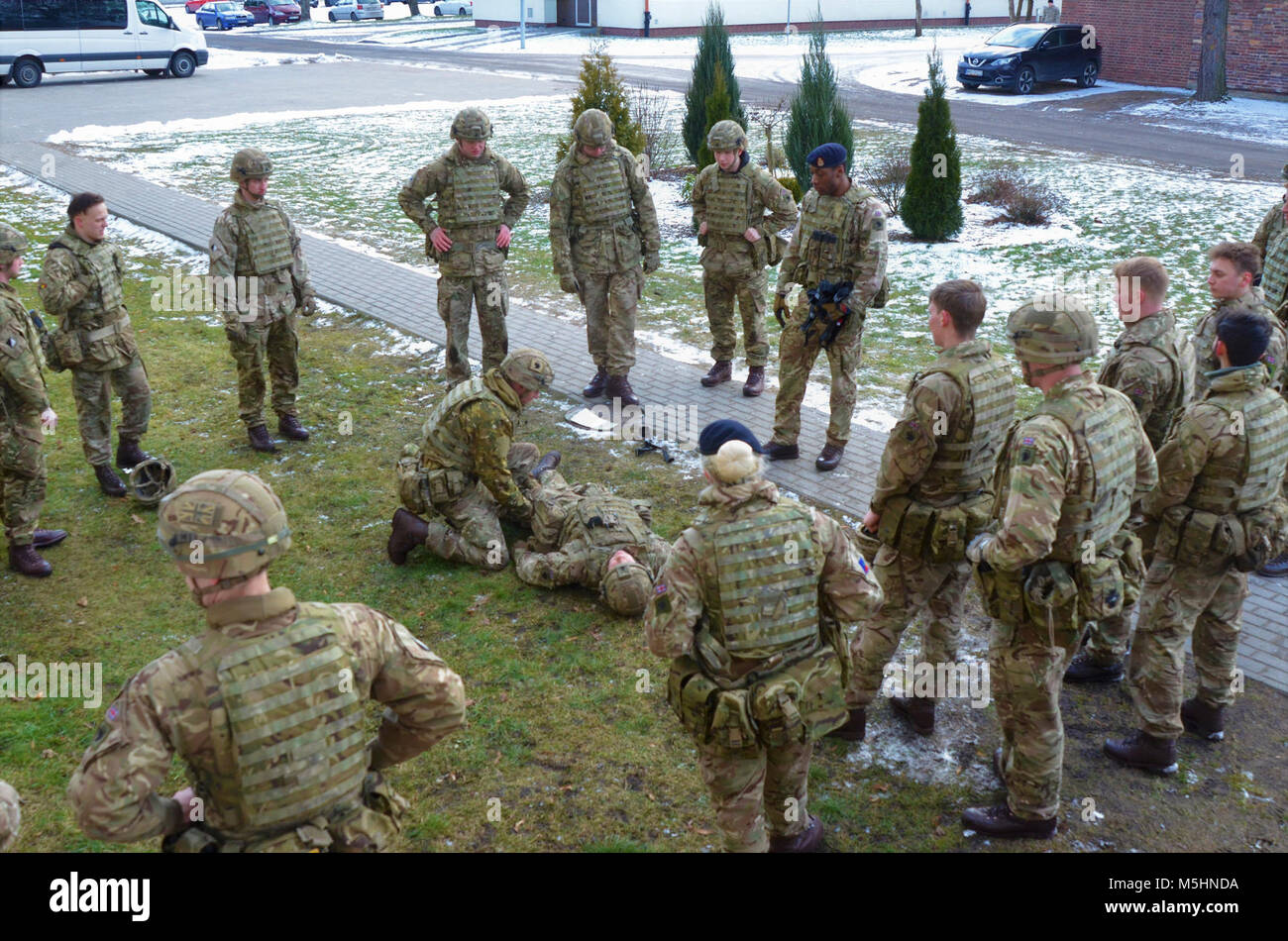 Royaume-uni, les soldats affectés à Balaklava Troop, Light Dragoons et le groupe tactique de la formation médicale sur le terrain de la Pologne qui améliorent les capacités de mission, le développement du leadership et de formation alors que l'état de préparation à l'appui de groupe de combat alliés, à Bemowo Piskie Domaine de formation, la Pologne le 6 février 2018. La Pologne est un groupe de combat, l'unique groupe de combat multinationale, composée d'Américains, Britanniques, croate et soldats roumains qui servent avec la 15e Brigade mécanisée polonaise comme une force de dissuasion dans le nord-est de la Pologne à l'appui de l'OTAN vers l'amélioration de la présence. ( Banque D'Images