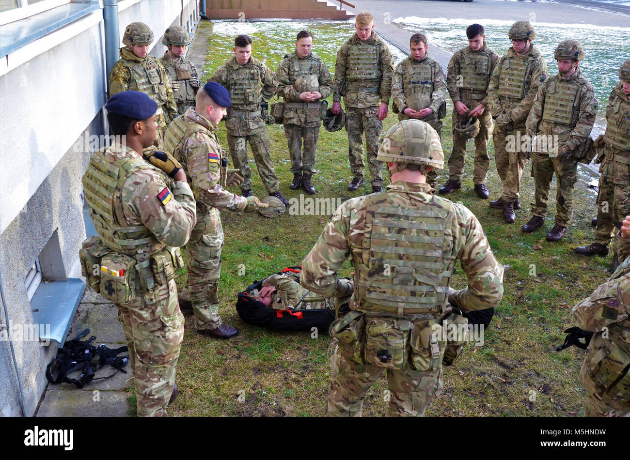 Royaume-uni, les soldats affectés à Balaklava Troop, Light Dragoons et le groupe tactique de la formation médicale sur le terrain de la Pologne qui améliorent les capacités de mission, le développement du leadership et de formation alors que l'état de préparation à l'appui de groupe de combat alliés, à Bemowo Piskie Domaine de formation, la Pologne le 6 février 2018. La Pologne est un groupe de combat, l'unique groupe de combat multinationale, composée d'Américains, Britanniques, croate et soldats roumains qui servent avec la 15e Brigade mécanisée polonaise comme une force de dissuasion dans le nord-est de la Pologne à l'appui de l'OTAN vers l'amélioration de la présence. ( Banque D'Images
