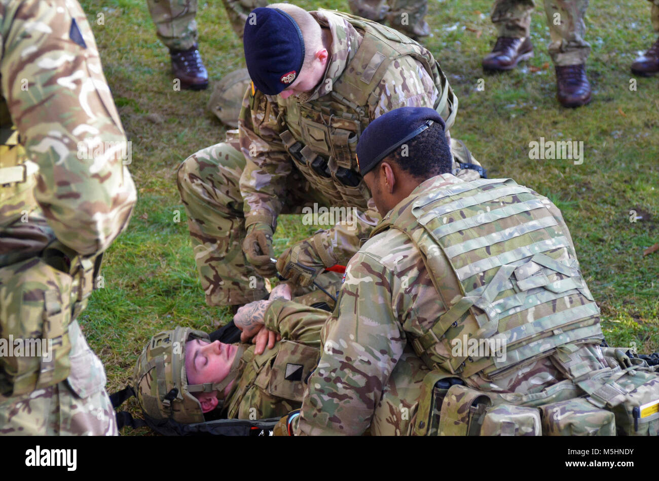 Royaume-uni, les soldats affectés à Balaklava Troop, Light Dragoons et le groupe tactique de la formation médicale sur le terrain de la Pologne qui améliorent les capacités de mission, le développement du leadership et de formation alors que l'état de préparation à l'appui de groupe de combat alliés, à Bemowo Piskie Domaine de formation, la Pologne le 6 février 2018. La Pologne est un groupe de combat, l'unique groupe de combat multinationale, composée d'Américains, Britanniques, croate et soldats roumains qui servent avec la 15e Brigade mécanisée polonaise comme une force de dissuasion dans le nord-est de la Pologne à l'appui de l'OTAN vers l'amélioration de la présence. ( Banque D'Images