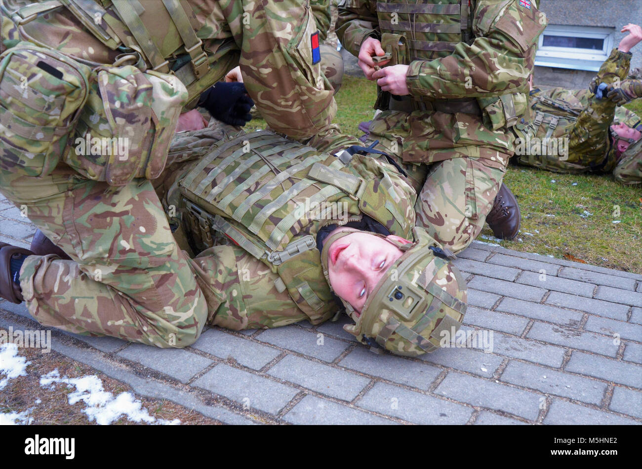 Royaume-uni, les soldats affectés à Balaklava Troop, Light Dragoons et le groupe tactique de la formation médicale sur le terrain de la Pologne qui améliorent les capacités de mission, le développement du leadership et de formation alors que l'état de préparation à l'appui de groupe de combat alliés, à Bemowo Piskie Domaine de formation, la Pologne le 6 février 2018. La Pologne est un groupe de combat, l'unique groupe de combat multinationale, composée d'Américains, Britanniques, croate et soldats roumains qui servent avec la 15e Brigade mécanisée polonaise comme une force de dissuasion dans le nord-est de la Pologne à l'appui de l'OTAN vers l'amélioration de la présence. ( Banque D'Images