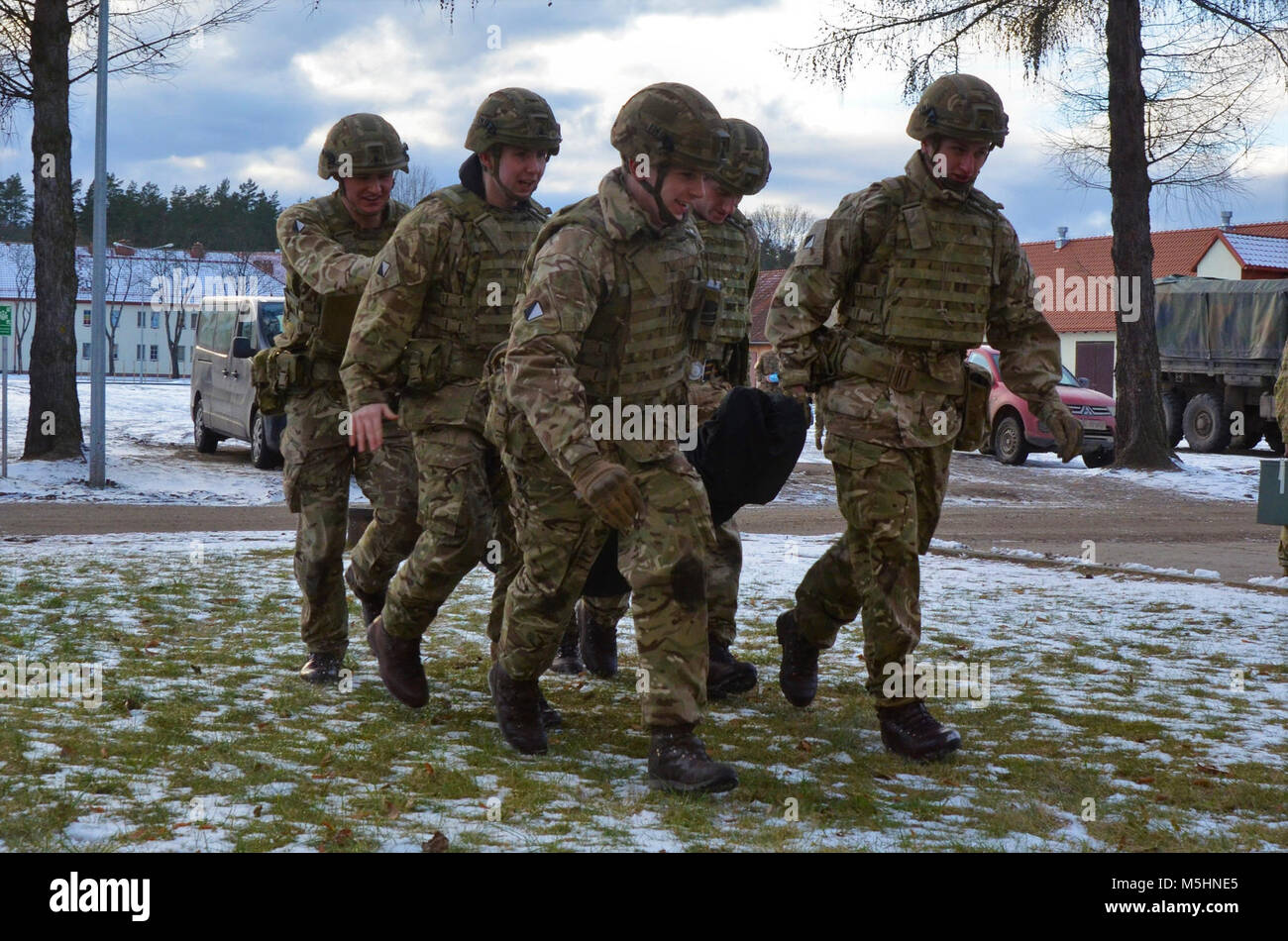 Royaume-uni, les soldats affectés à Balaklava Troop, Light Dragoons et le groupe tactique de la formation médicale sur le terrain de la Pologne qui améliorent les capacités de mission, le développement du leadership et de formation alors que l'état de préparation à l'appui de groupe de combat alliés, à Bemowo Piskie Domaine de formation, la Pologne le 6 février 2018. La Pologne est un groupe de combat, l'unique groupe de combat multinationale, composée d'Américains, Britanniques, croate et soldats roumains qui servent avec la 15e Brigade mécanisée polonaise comme une force de dissuasion dans le nord-est de la Pologne à l'appui de l'OTAN vers l'amélioration de la présence. ( Banque D'Images