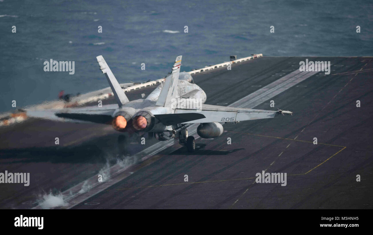 Golfe Arabique (fév. 13, 2018) Un F/A-18C Hornet, affecté à la Marine de damiers Strike Fighter Attack Squadron (VMFA) 312, lance depuis la cabine de pilotage du porte-avions USS Theodore Roosevelt (CVN 71). Theodore Roosevelt et son groupe aéronaval sont déployés dans le domaine de la 5e flotte américaine des opérations à l'appui des opérations de sécurité maritime pour rassurer les alliés et les partenaires et de préserver la liberté de navigation et la libre circulation du commerce dans la région. (U.S. Navy Banque D'Images