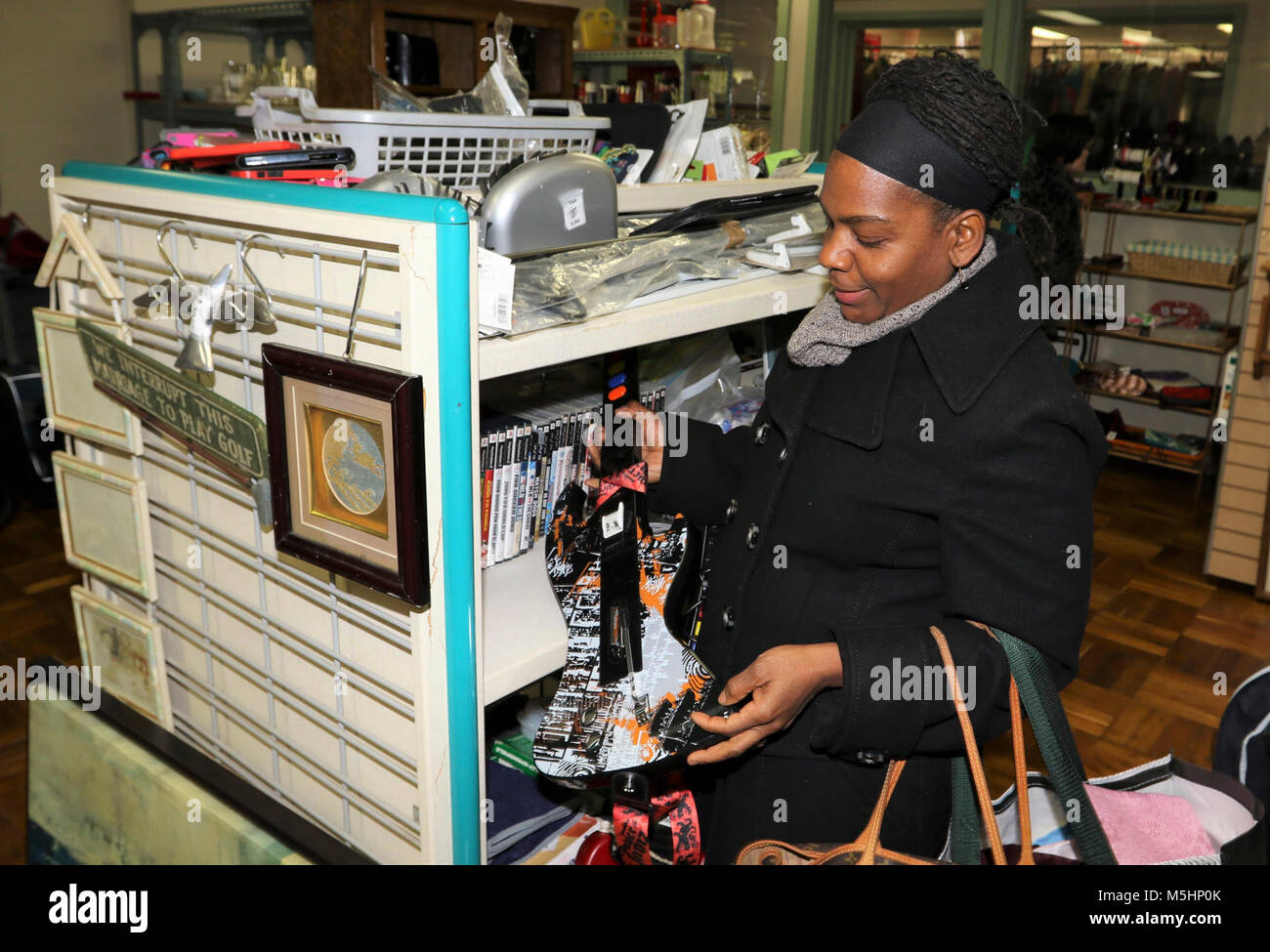 Chantal C. Alleyne, une zone IV conjoint et originaire de Queens, New York, parcoure par cession à l'Apple Tree Gift et Thrift Shop, qui se déroulera du 8 au Camp Walker, Daegu, Corée. Banque D'Images