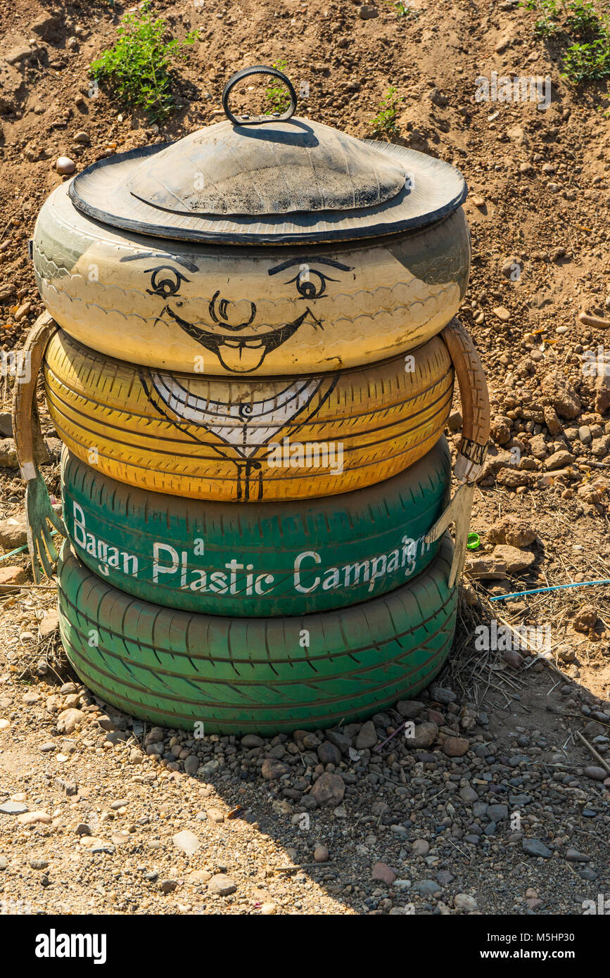 Bac de recyclage pour le plastique à Bagan, Myanmar (Birmanie) Banque D'Images