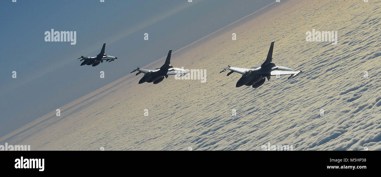 U.S. Air Force F-16C Fighting Falcon voler en formation au cours de la formation en vol dans l'espace aérien suédois, le 8 février 2018. La formation a été conjointement avec un déploiement de rotation F-16Cs à partir de l'Ohio Air National Guard's 180e Escadre de chasse à la base aérienne d'Amari, l'Estonie, dans le cadre d'un théâtre de mesures de sécurité. (U.S. Air Force Banque D'Images