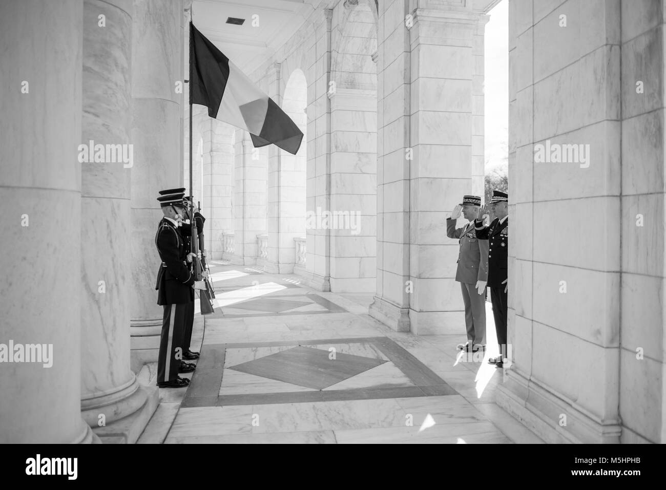 Le général François Lecointre (deuxième à droite), chef d'état-major de la Défense, Forces armées françaises, et le général John P. Sullivan (extrême droite), sous-chef d'état-major adjoint, G-4 ; rendre Honneurs au drapeau français dans l'amphithéâtre du Souvenir au Cimetière National d'Arlington, Arlington, Virginie, le 12 février 2018. Lecointre visité ANC dans le cadre de sa première visite officielle, visiter l'Amphithéâtre Memorial Afficher prix et participation à un Wreath-Laying les Forces armées tous les honneurs sur la Tombe du Soldat inconnu. (U.S. Army Banque D'Images