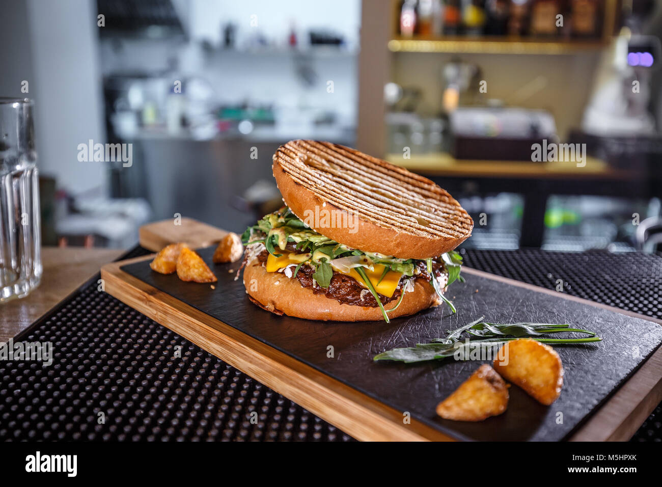 Burger de boeuf tiré de pommes de terre et sur comptoir bar Banque D'Images