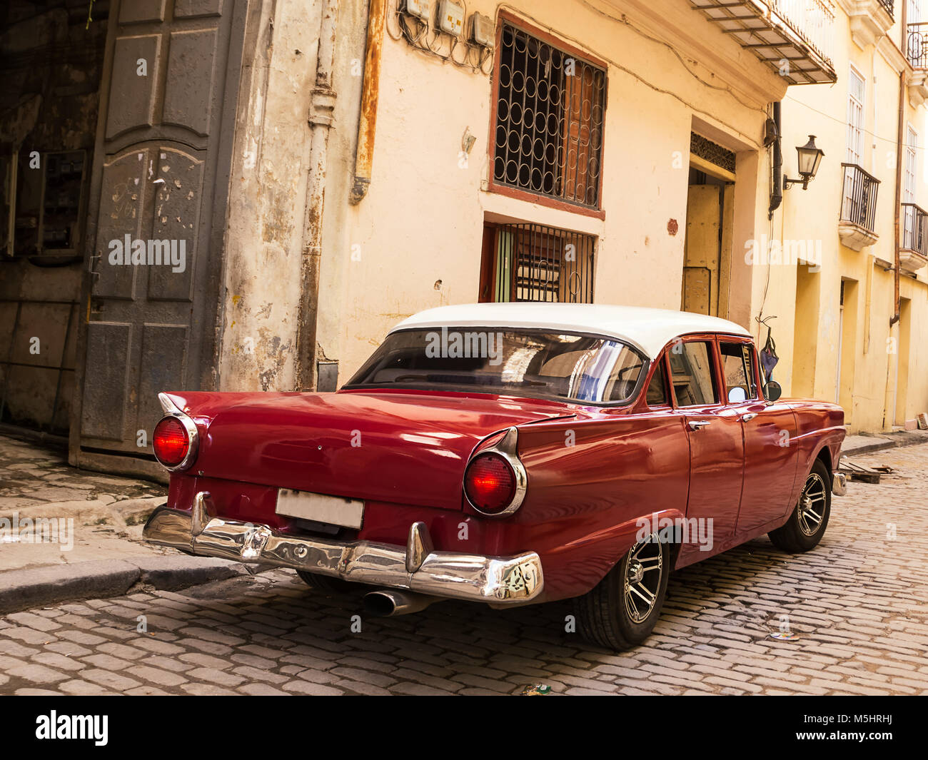 Ancienne et classique rouge Retour en voiture de route la vieille Havane (Cuba) Banque D'Images