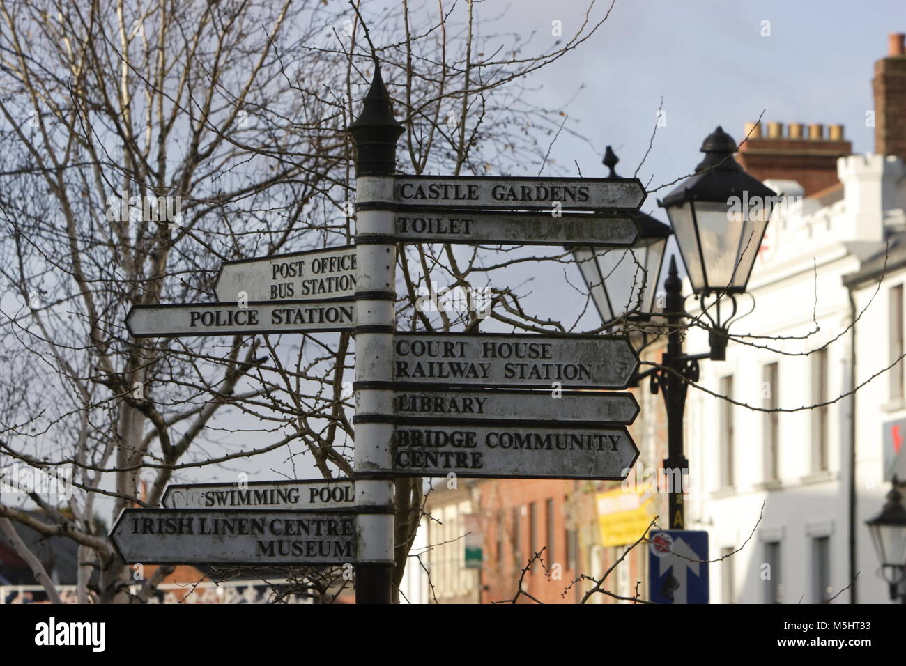Lisburn, Irlande du Nord. Lisburn (/'l ?z.b ?rn/ ou /'l ?s.b ?rn/, ce qui signifie 'fort du flux', probablement de l'Irlandais lios, qui signifie 'fort', et brûler l'Écossais, qui signifie 'stream') est une ville en Irlande du Nord. Il est à 8 km (13 km) au sud-ouest du centre-ville de Belfast, sur la rivière Lagan, qui forme la frontière entre le comté d'Antrim et le comté de Down. Lisburn est une partie de la zone métropolitaine de Belfast. Il avait une population de plus de 71 469 personnes dans le recensement de 2011. Anciennement un arrondissement, Lisburn a été accordé le statut de ville en 2002, dans le cadre de la reine Elizabeth II, festivités du Jubilé. C'est la troisième plus grande ville Banque D'Images