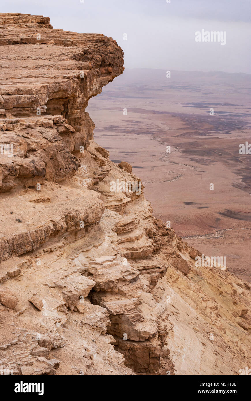 Gros plan du Makhtesh Ramon falaises, Mitzpe Ramon, Israël Banque D'Images